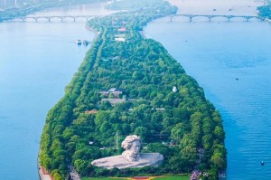 《探索橘子洲头的神秘世界》（用游戏攻略畅游橘子洲头，发现隐藏在历史中的秘密！）