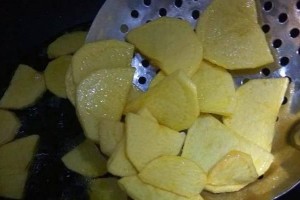 《快乐茄子出装攻略——最新版如何让你畅享游戏乐趣》（选择合适的装备和技能，成为快乐茄子的王者！）